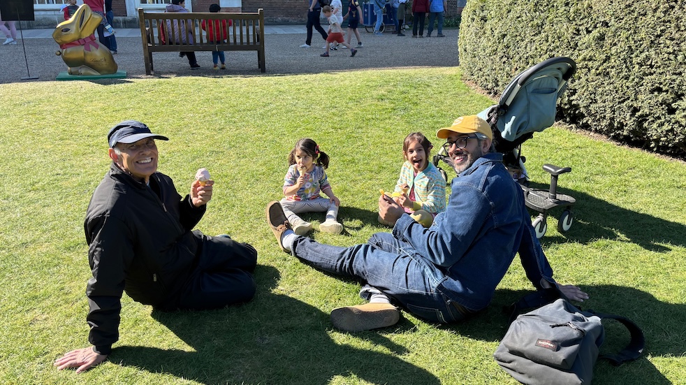 San and his family enjoy ice creams at Hampton Court Palace